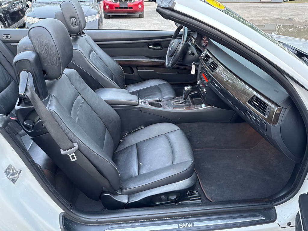 2011 BMW 3 Series Image 16