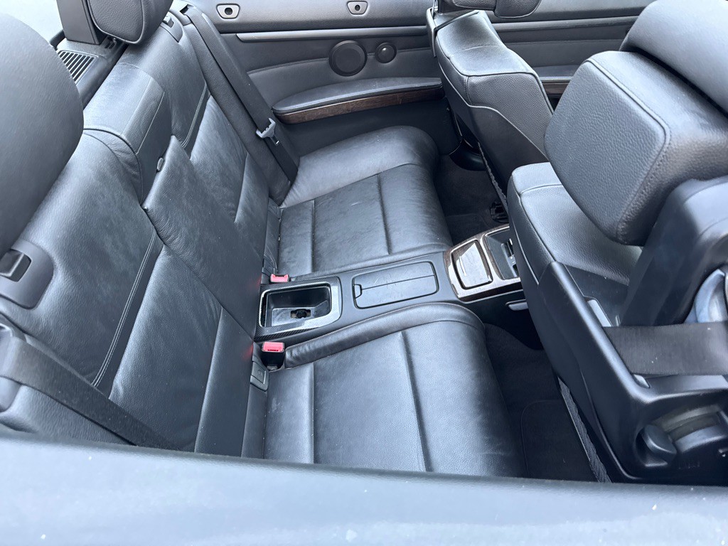 2011 BMW 3 Series Image 17