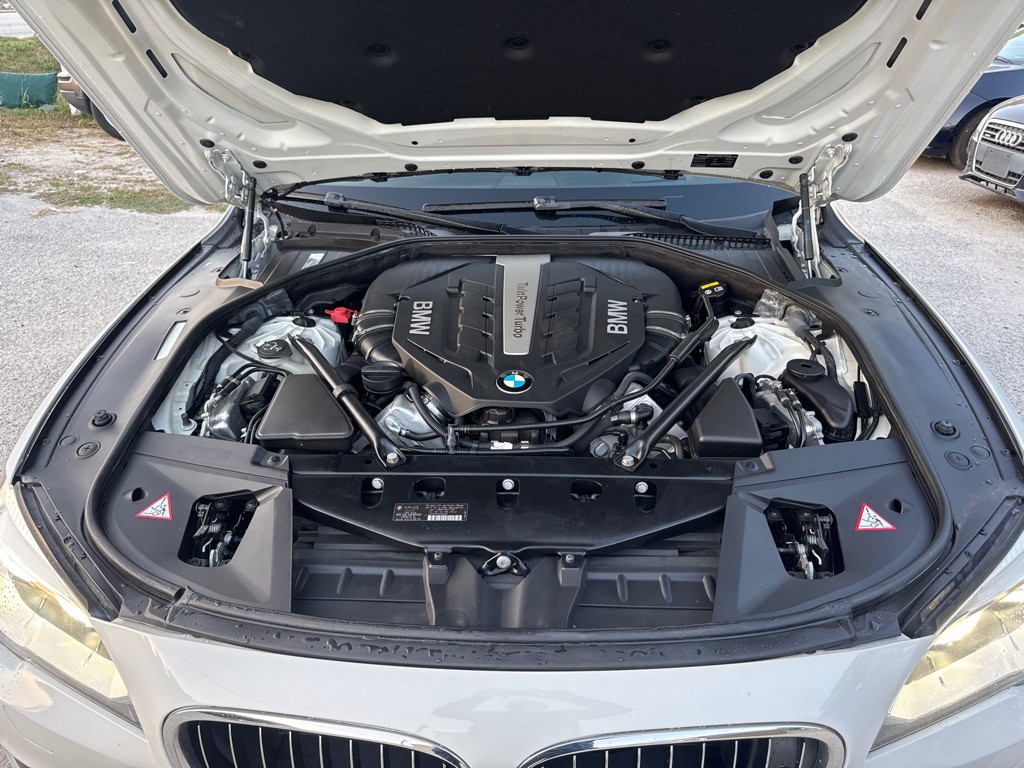2014 BMW 7 Series Image 16