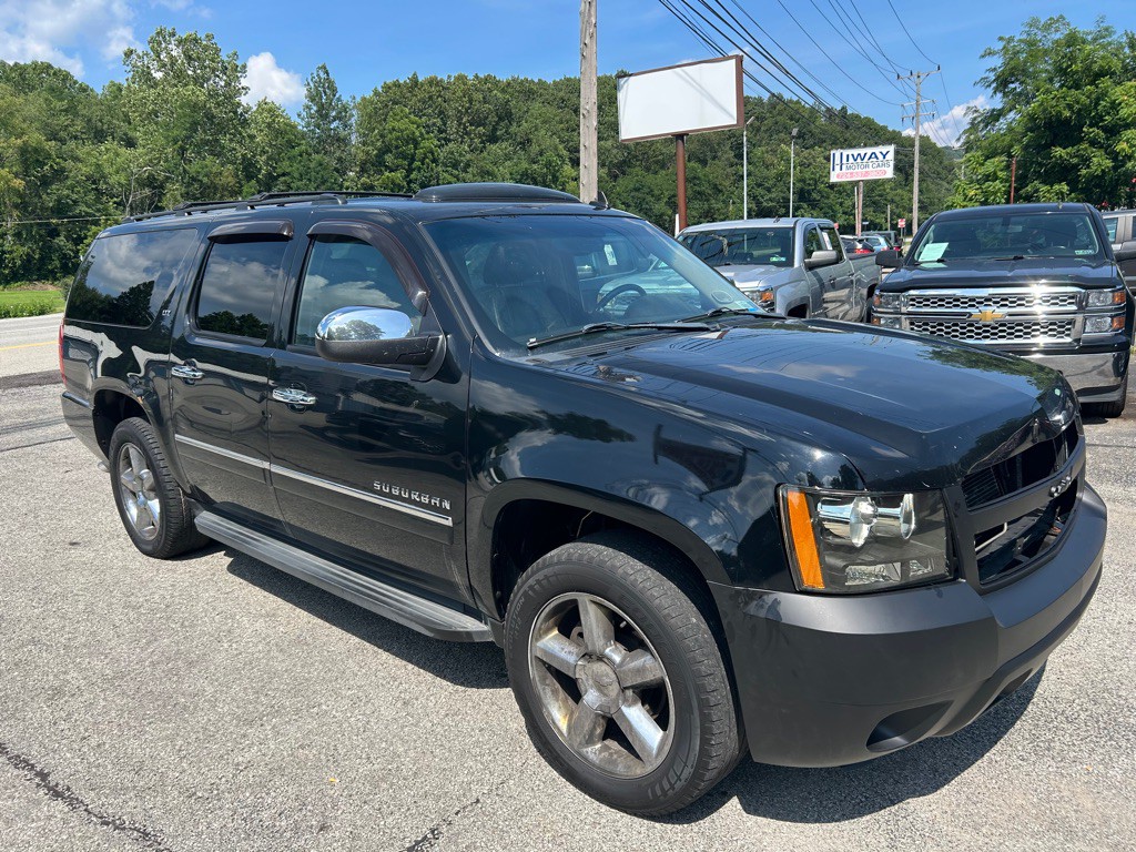 2012 Chevrolet Suburban Image 2