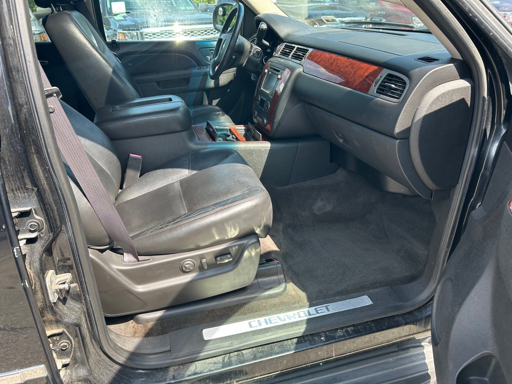 2012 Chevrolet Suburban Image 11