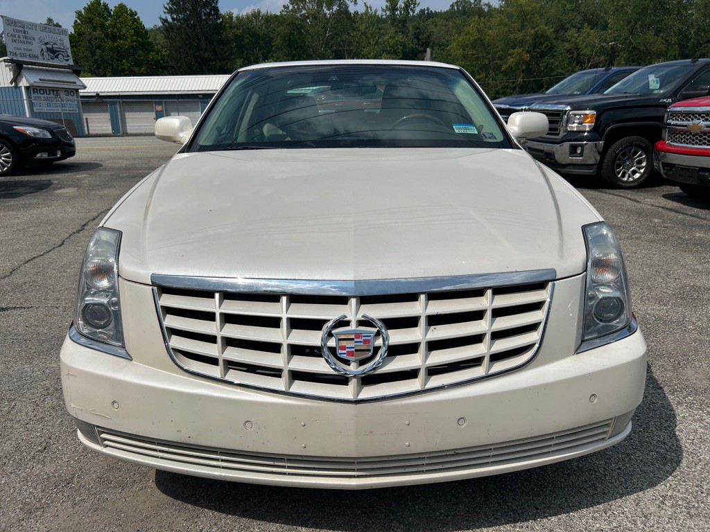 2010 Cadillac DTS Image 2