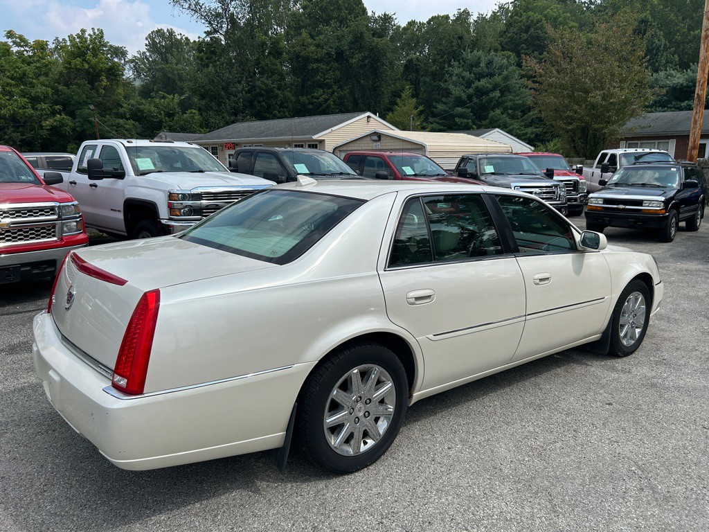 2010 Cadillac DTS Image 4