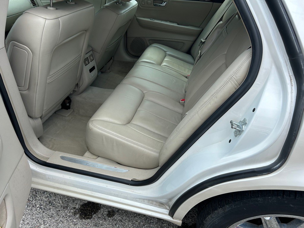 2010 Cadillac DTS Image 10