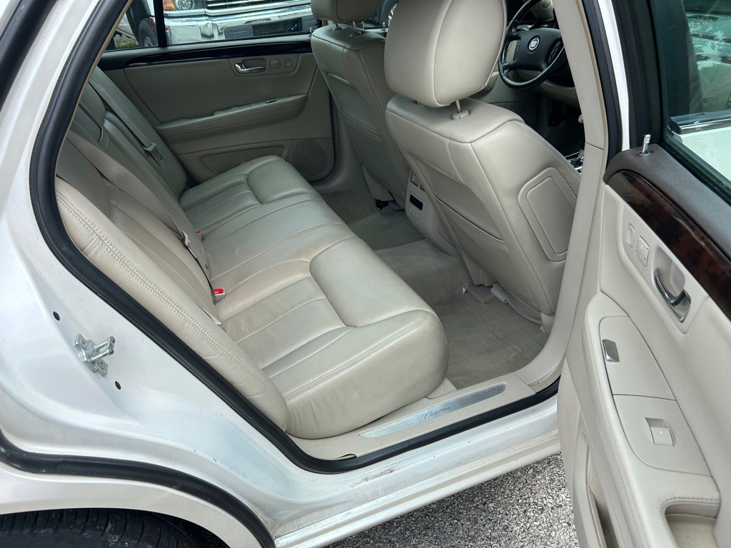 2010 Cadillac DTS Image 11