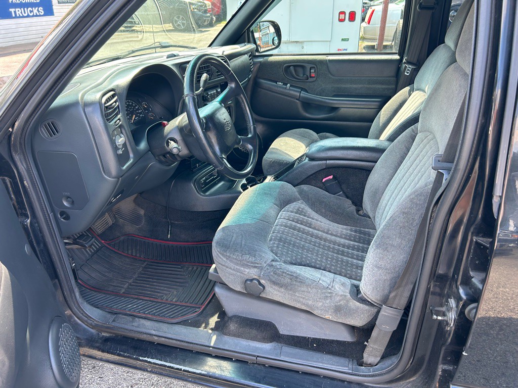 2002 Chevrolet Blazer Image 12