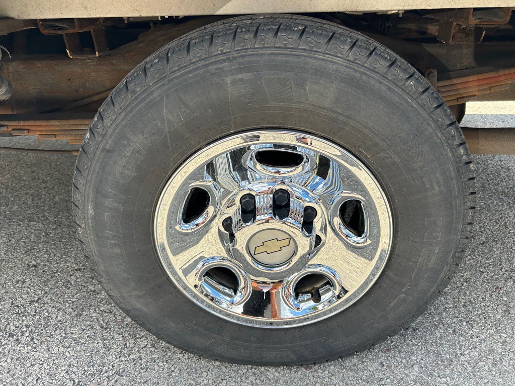 2011 Chevrolet Express Image 9