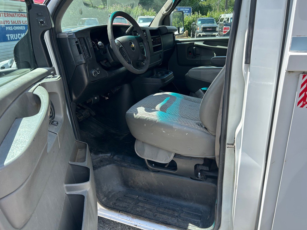 2011 Chevrolet Express Image 10