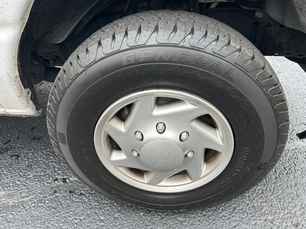 2012 Ford E-series Image 12