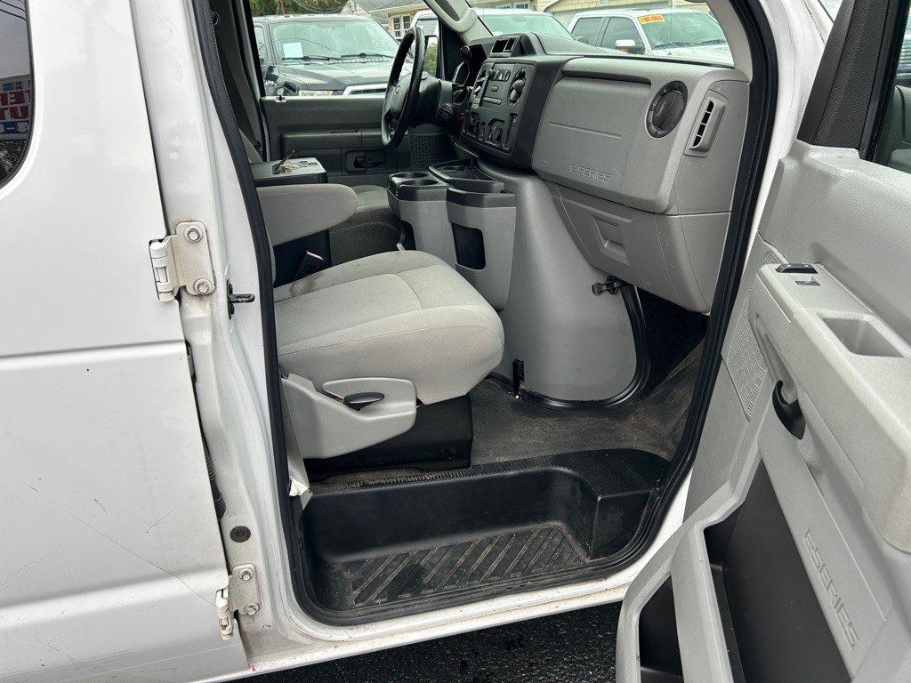 2012 Ford E-series Image 14