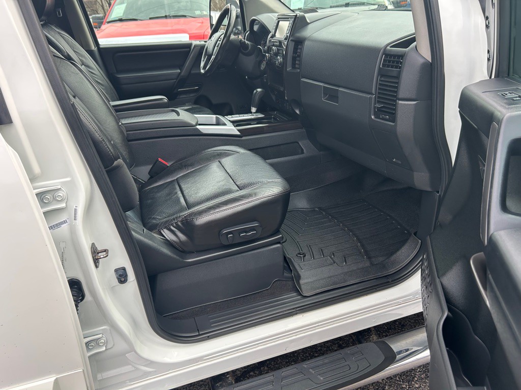2014 Nissan Titan Image 10