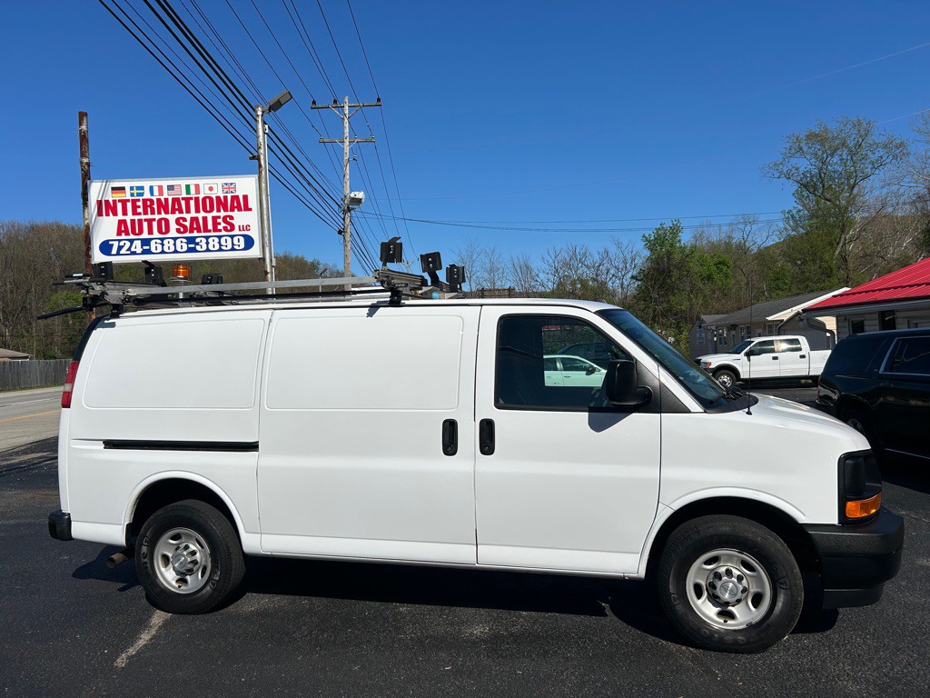 2017 Chevrolet Express Image 3