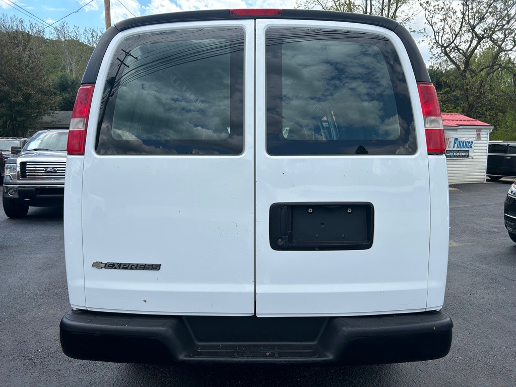 2017 Chevrolet Express Image 7