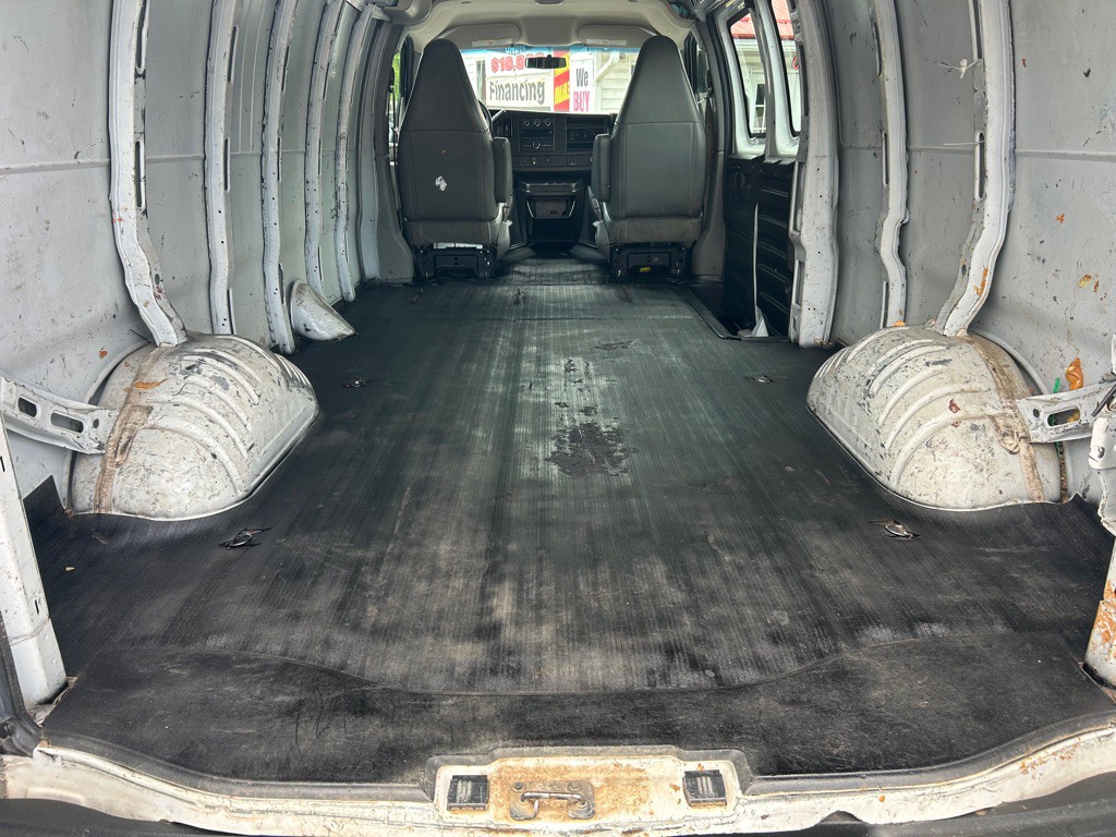 2017 Chevrolet Express Image 17