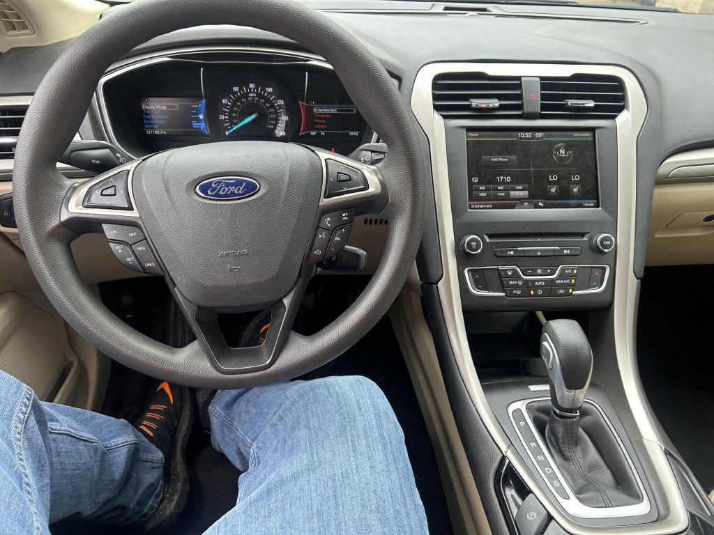 2016 Ford Fusion Image 17