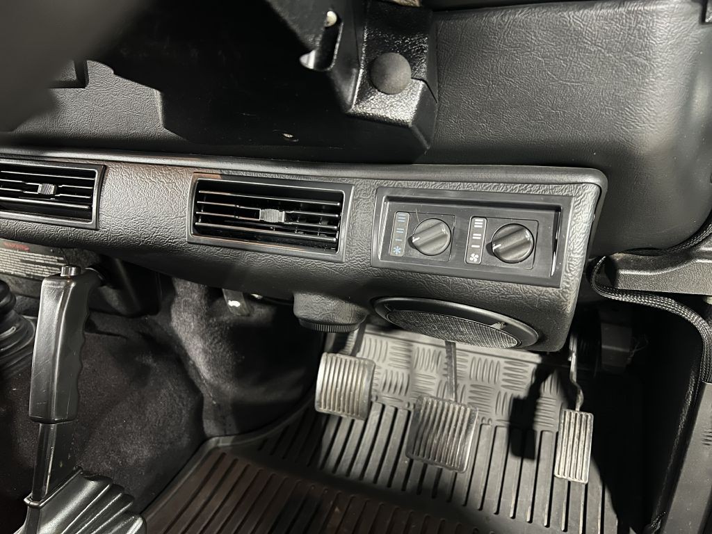 1987 Land Rover Defender Image 50