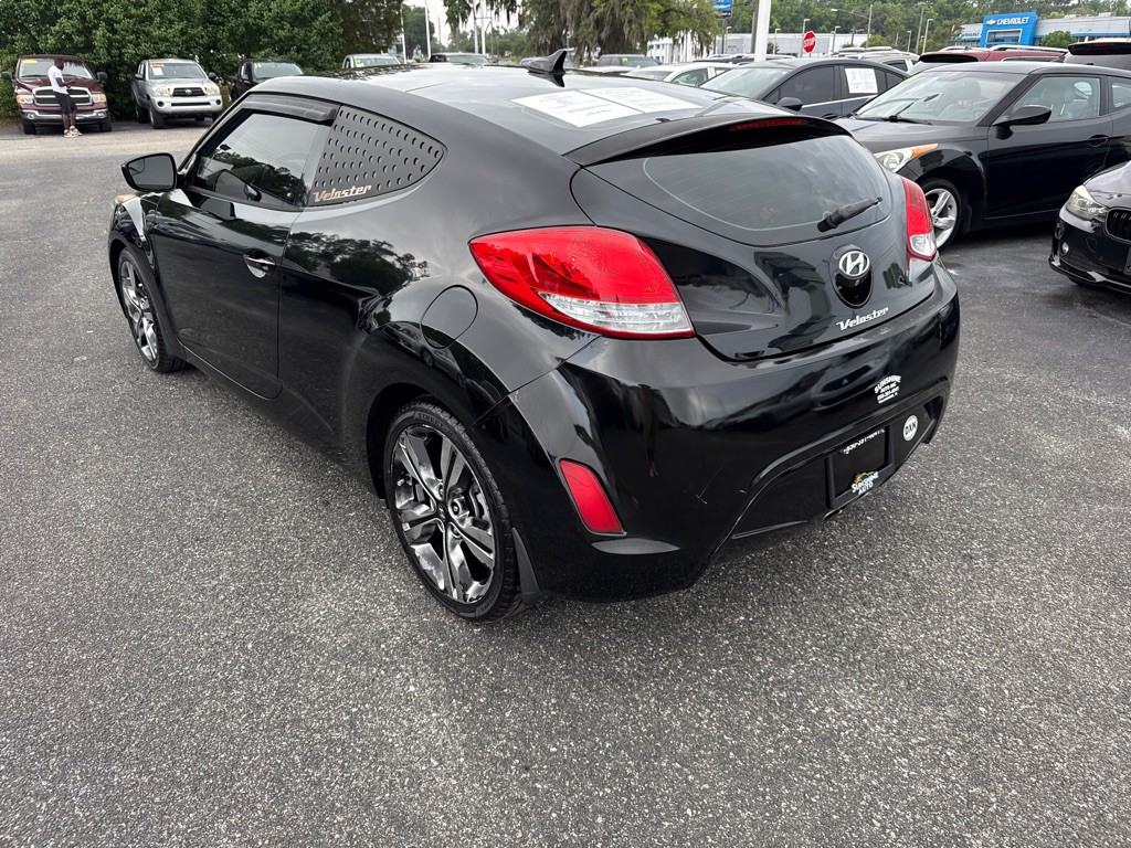 2017 Hyundai Veloster Image 4