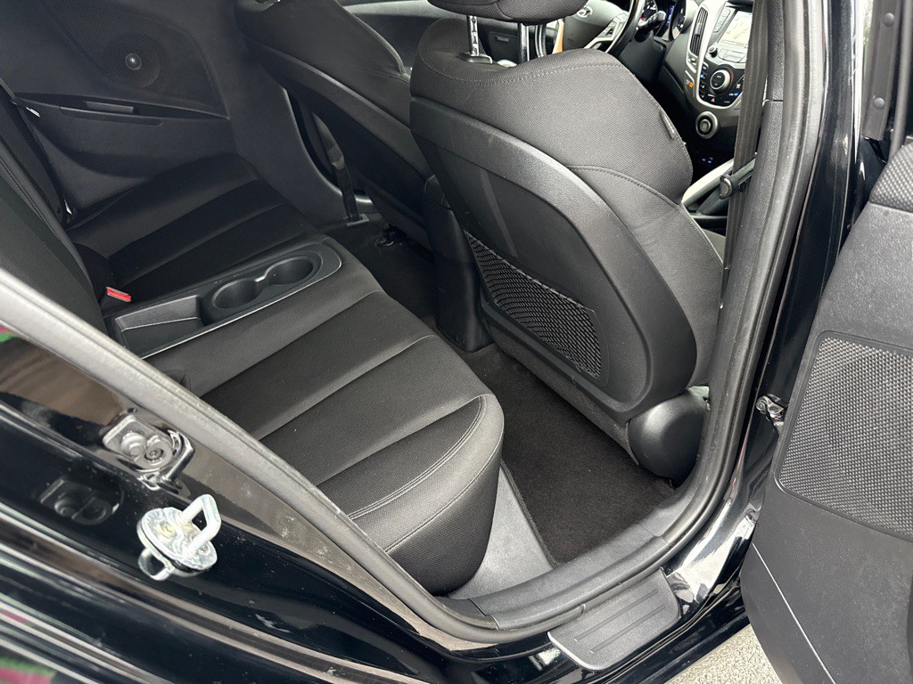 2017 Hyundai Veloster Image 8