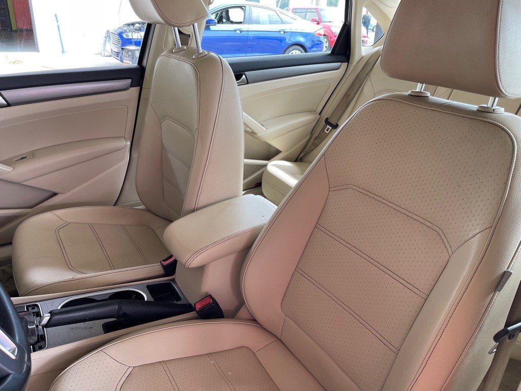2015 Volkswagen Passat Image 14
