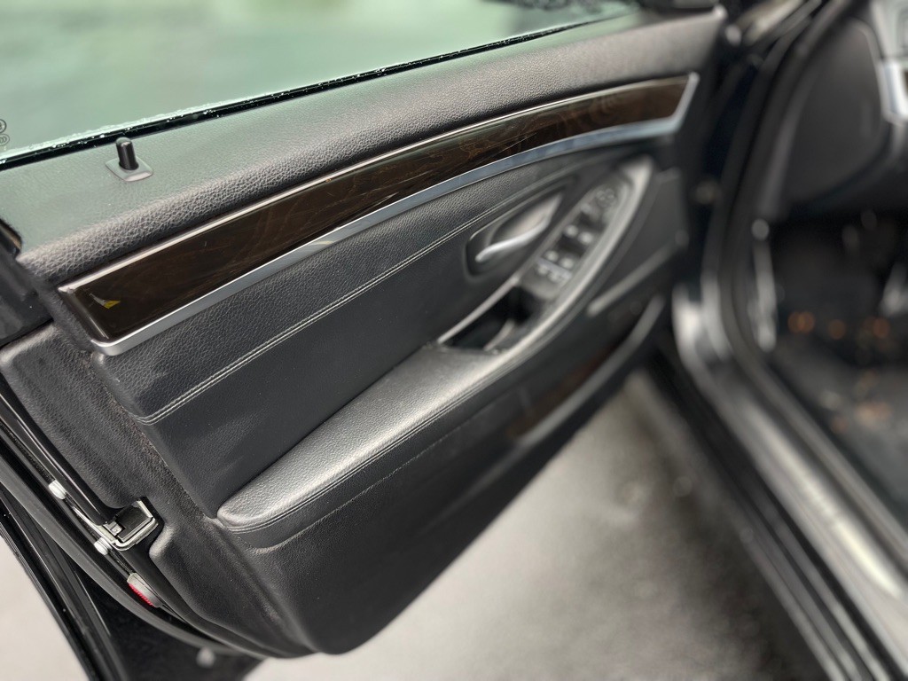 2011 BMW 5 Series Image 9