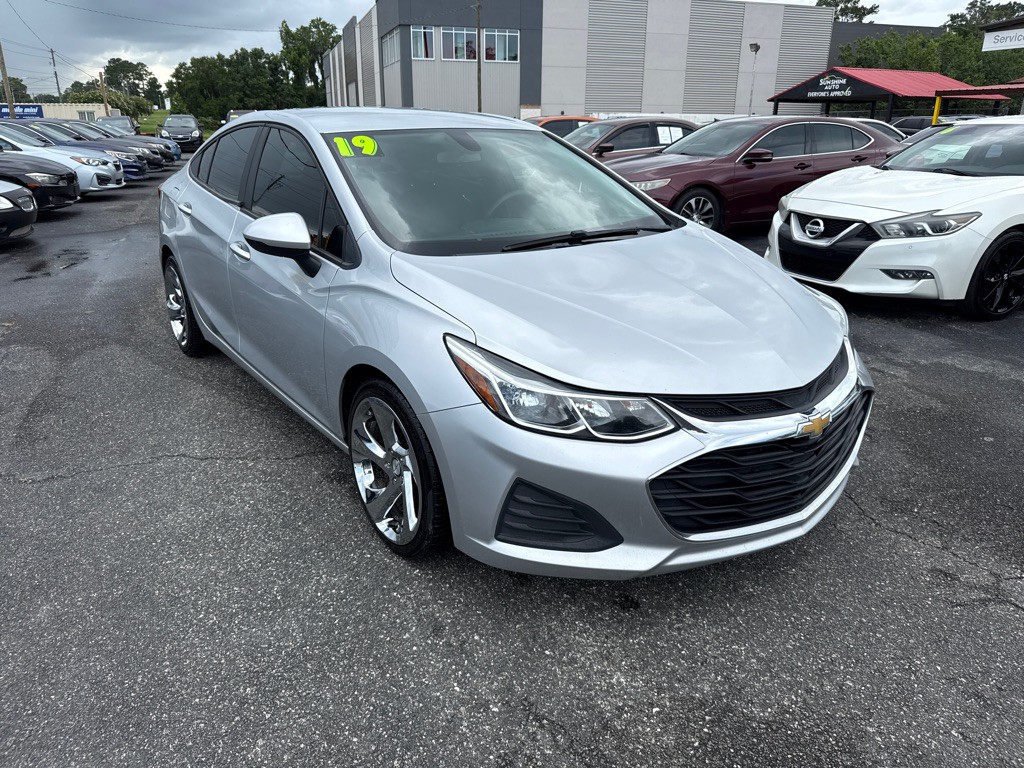 2019 Chevrolet Cruze Image 2