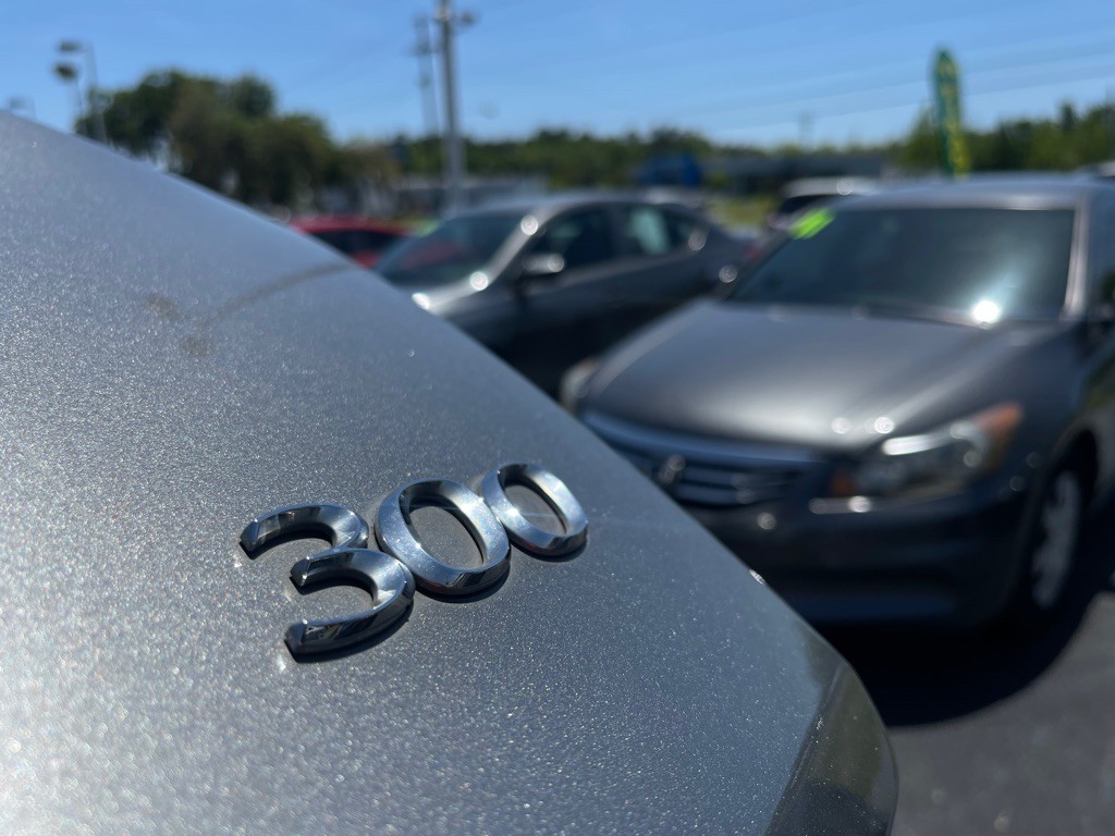 2012 Chrysler 300 Image 12