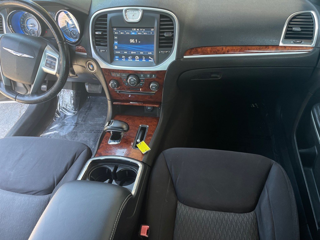 2012 Chrysler 300 Image 23