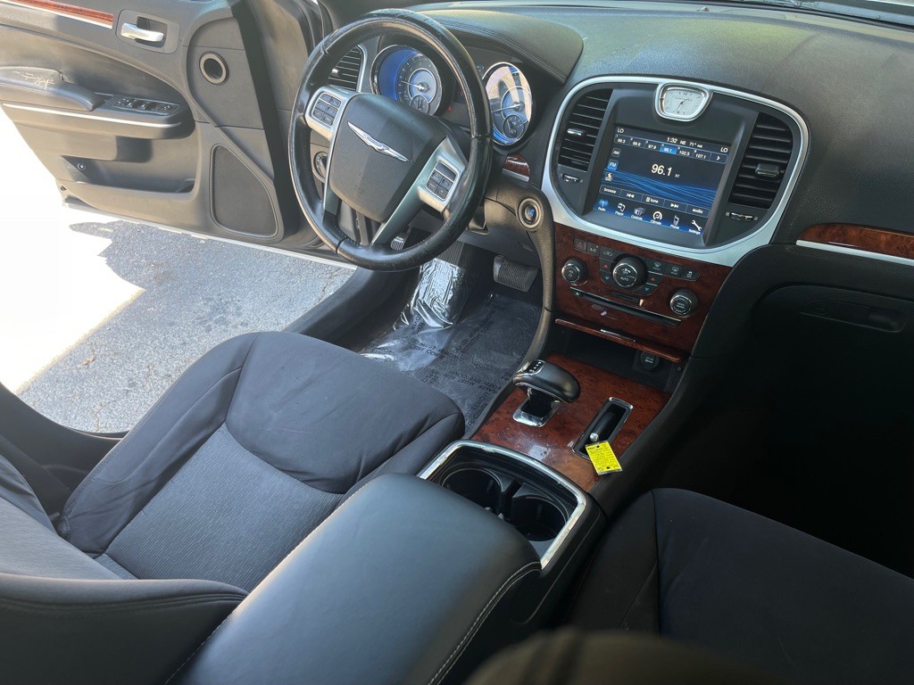 2012 Chrysler 300 Image 25