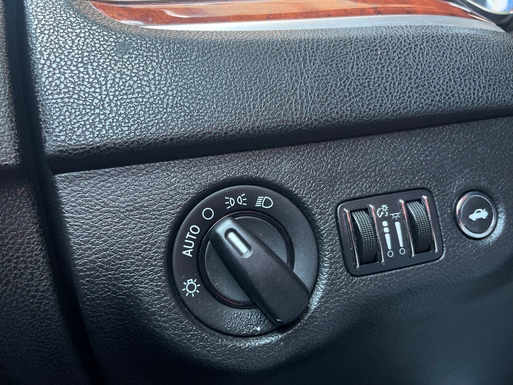 2012 Chrysler 300 Image 38