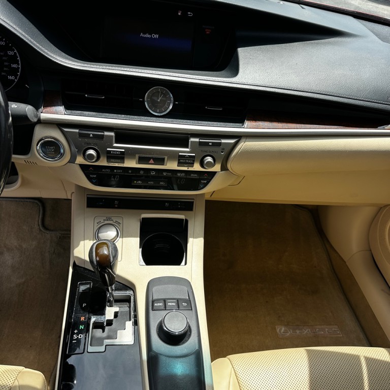 2015 Lexus ES Image 10