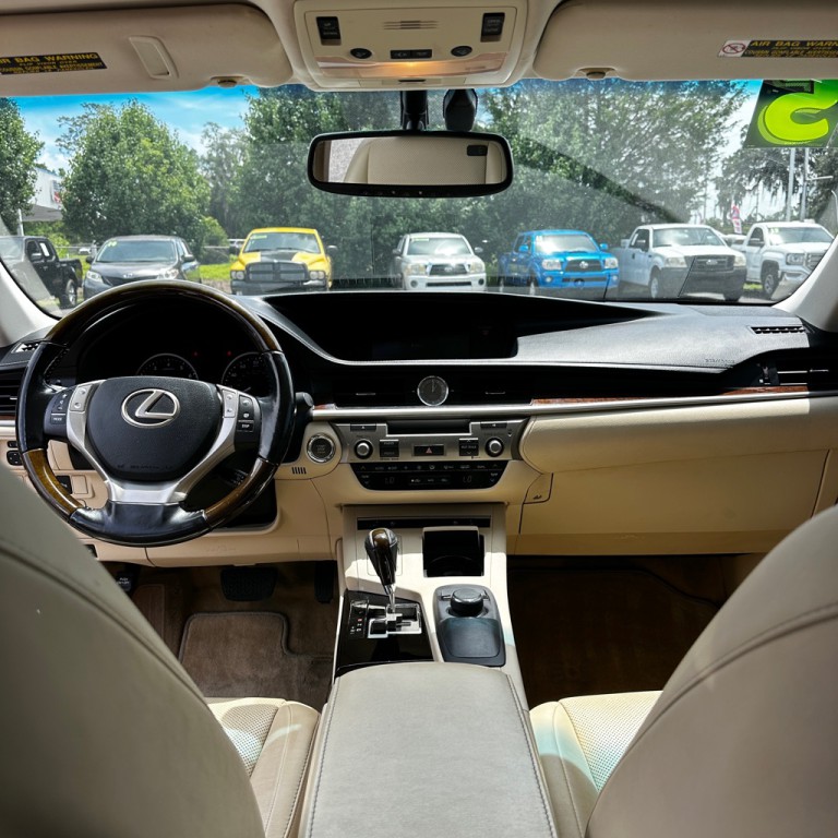 2015 Lexus ES Image 13