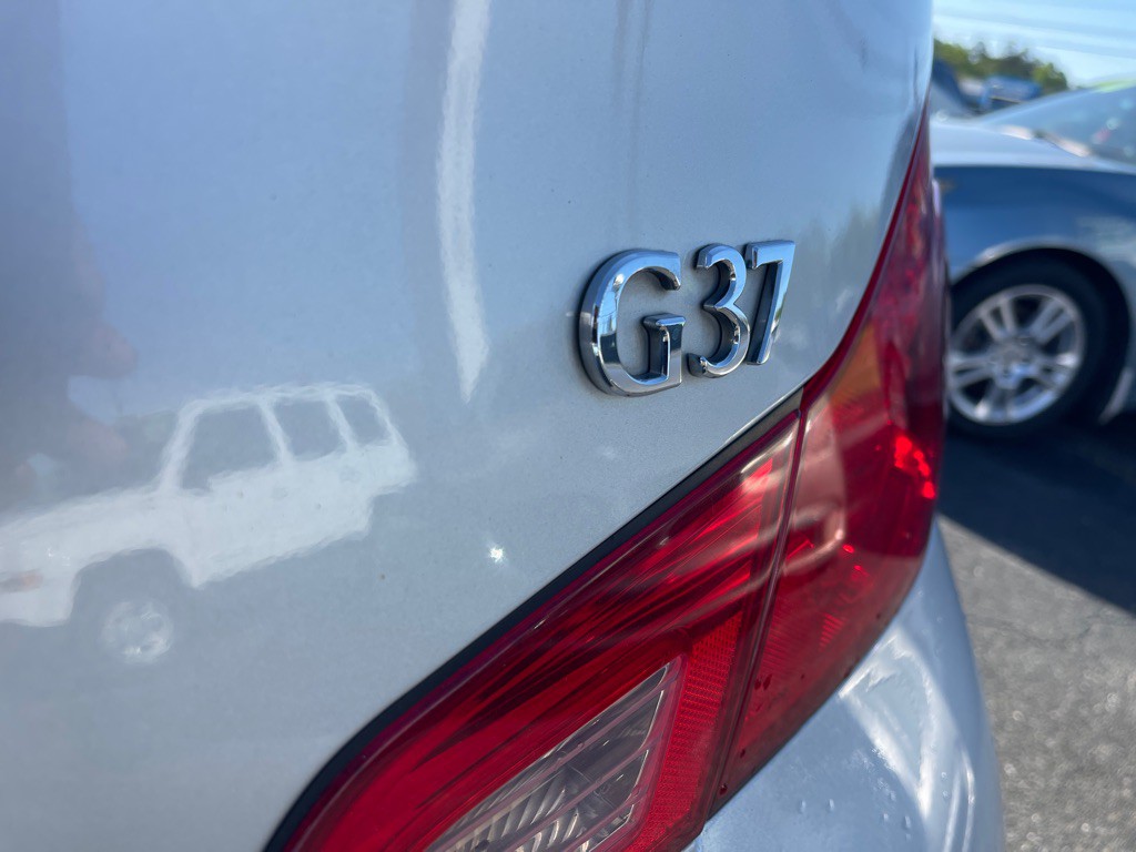 2011 INFINITI G37 Image 5