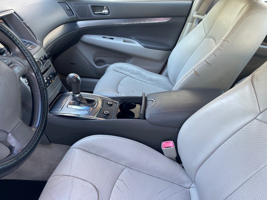 2011 INFINITI G37 Image 9