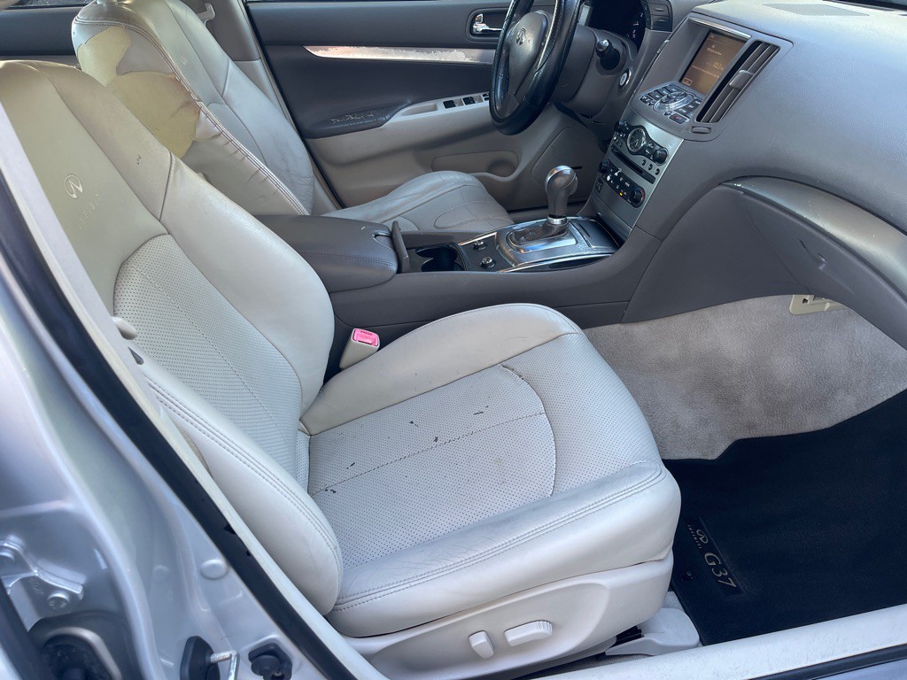 2011 INFINITI G37 Image 12