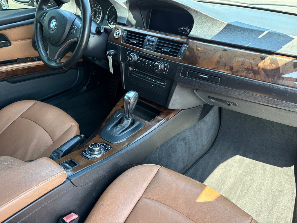 2012 BMW 3 Series Image 9