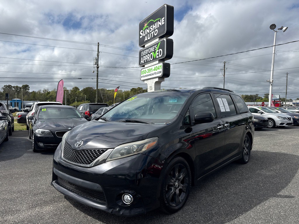 2015 Toyota Sienna Image 1