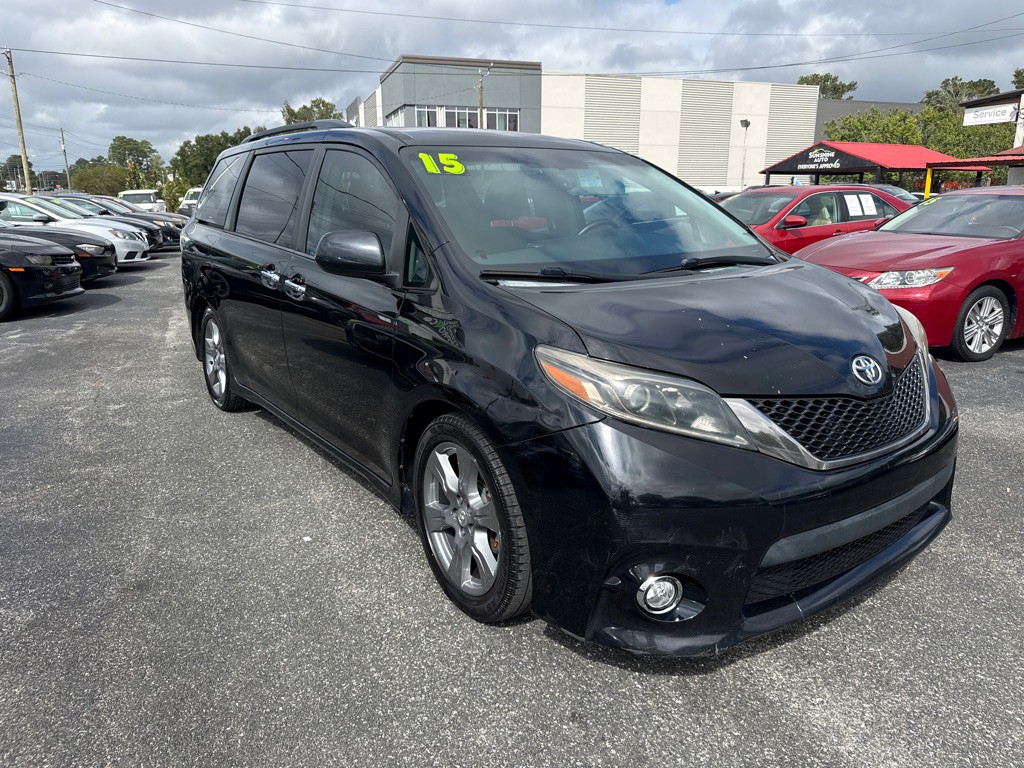 2015 Toyota Sienna Image 2