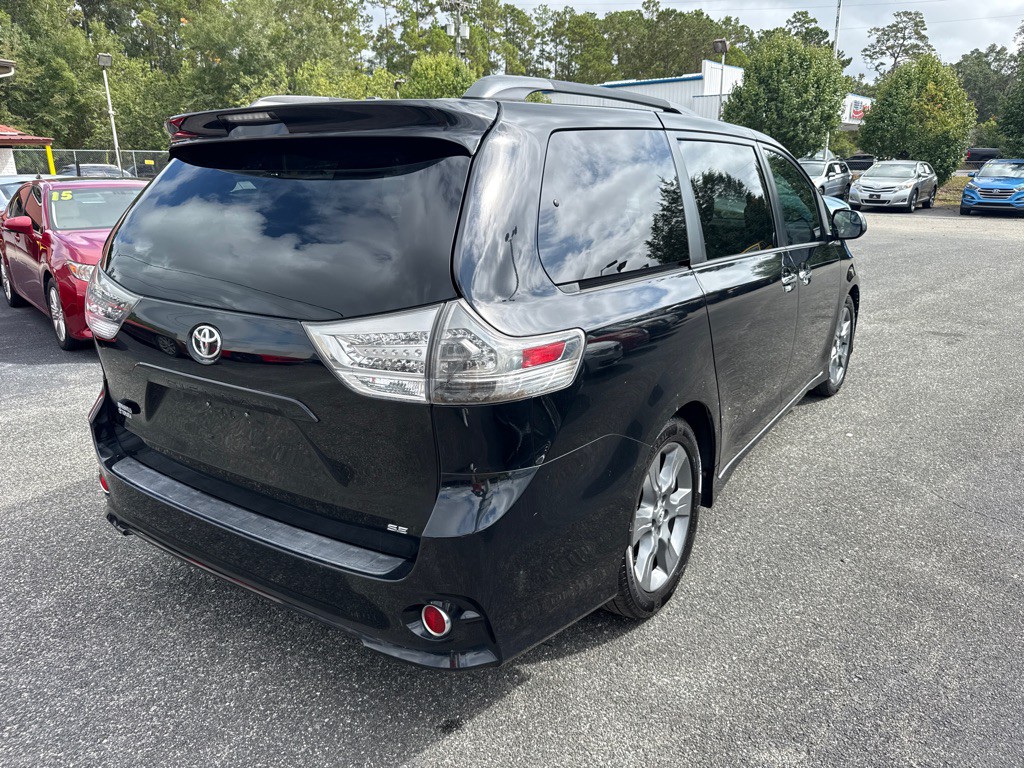2015 Toyota Sienna Image 3