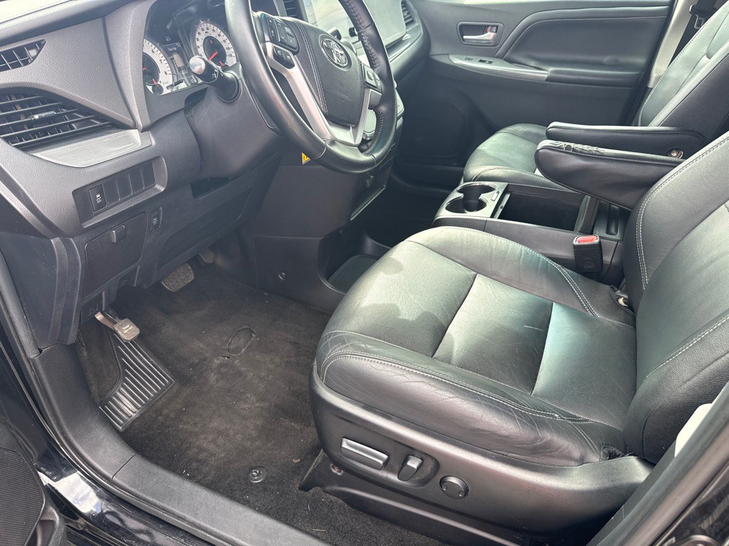 2015 Toyota Sienna Image 5