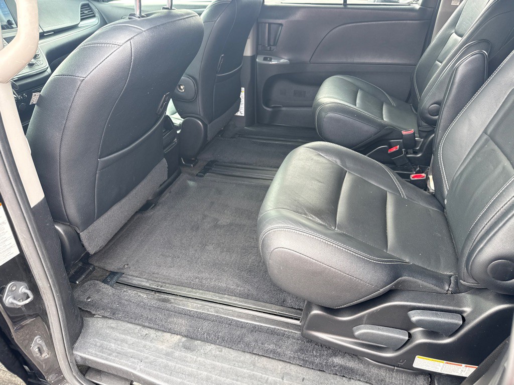 2015 Toyota Sienna Image 6