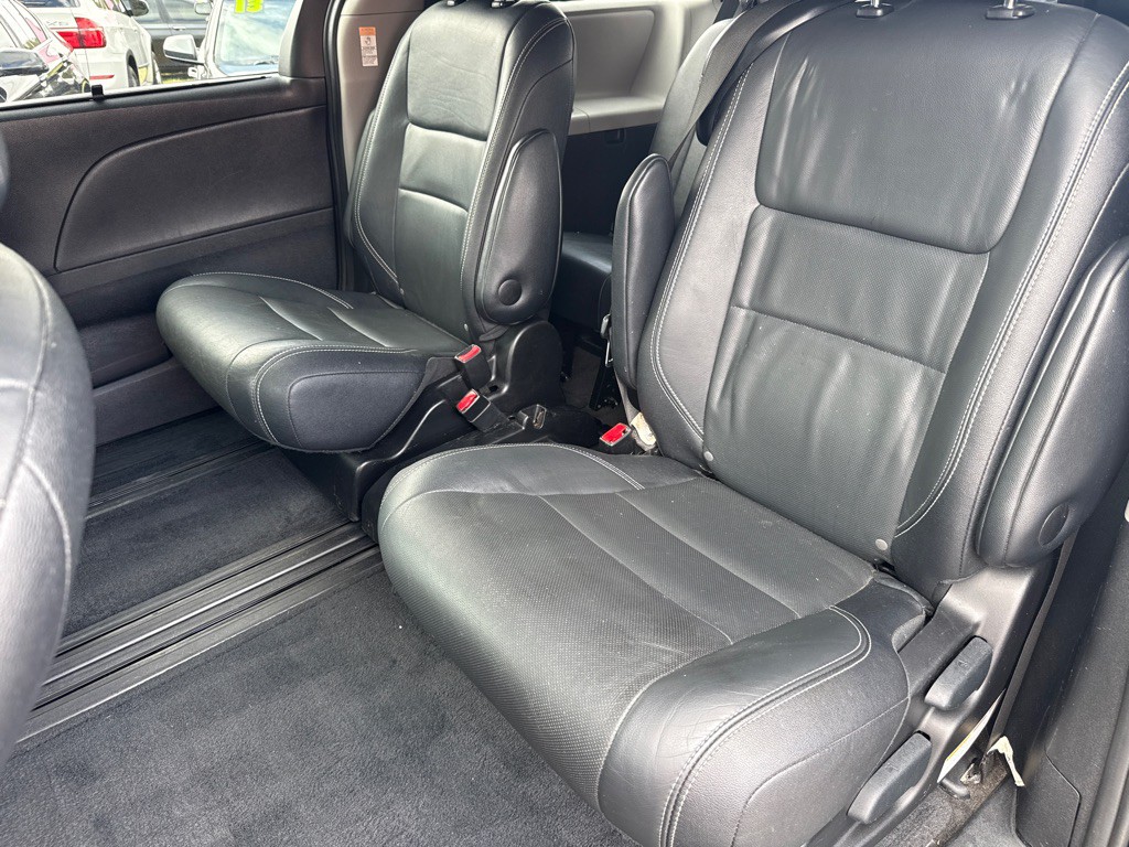 2015 Toyota Sienna Image 7
