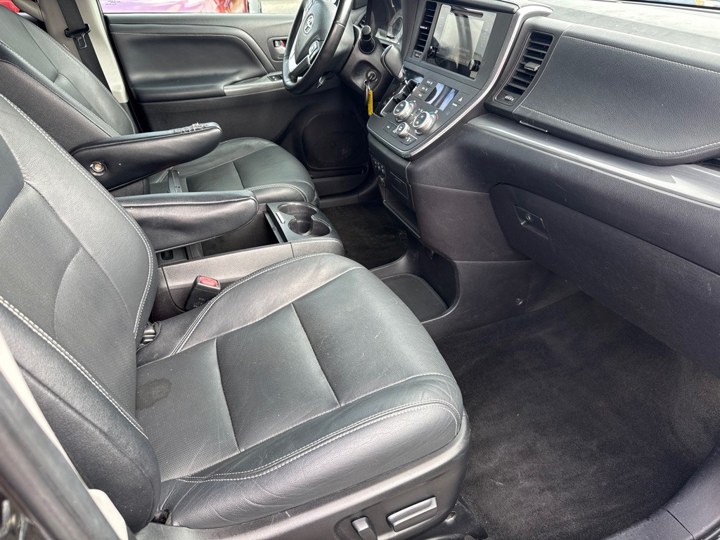 2015 Toyota Sienna Image 8