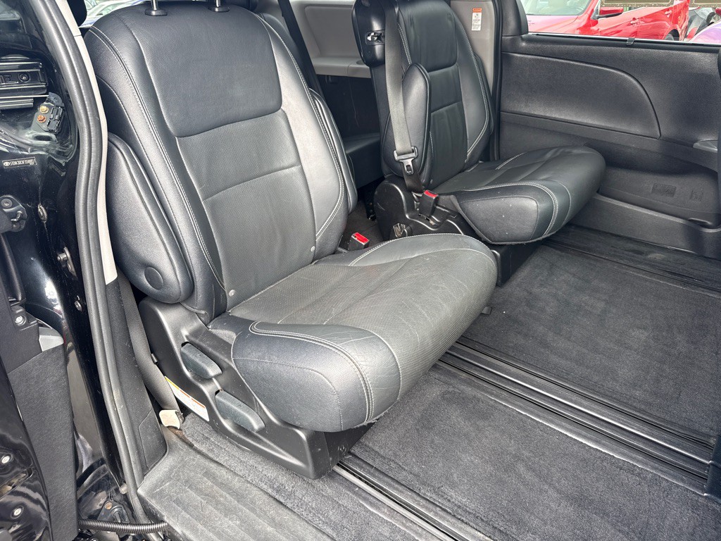 2015 Toyota Sienna Image 9