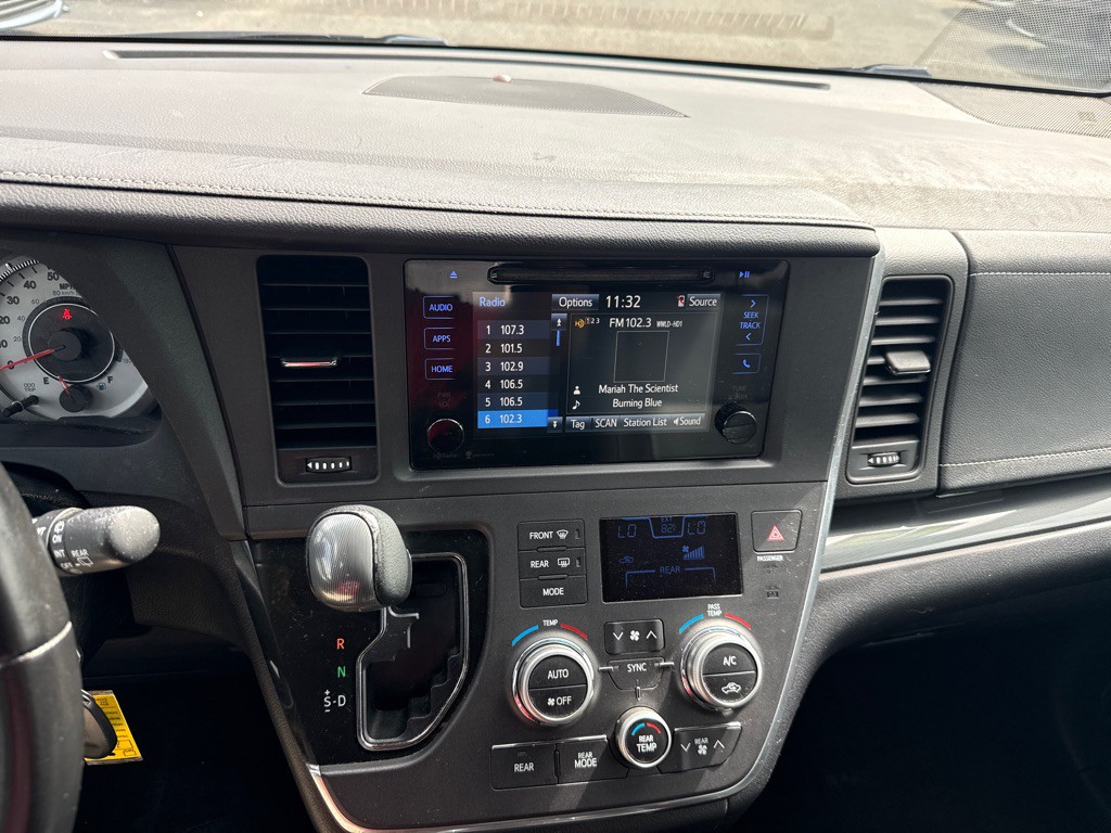 2015 Toyota Sienna Image 12