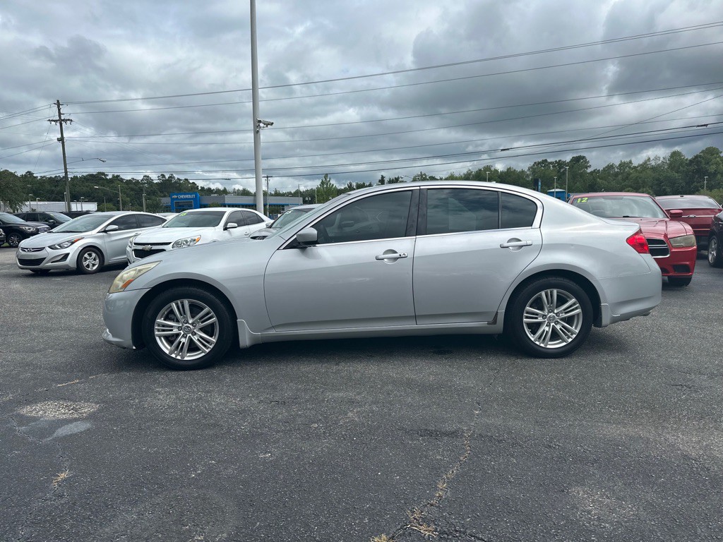 2011 INFINITI G37 Image 2