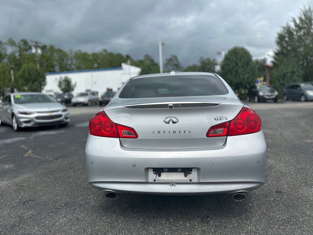 2011 INFINITI G37 Image 7