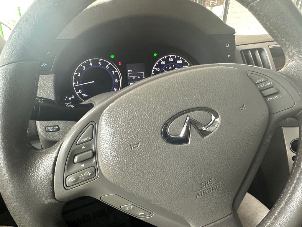2011 INFINITI G37 Image 12
