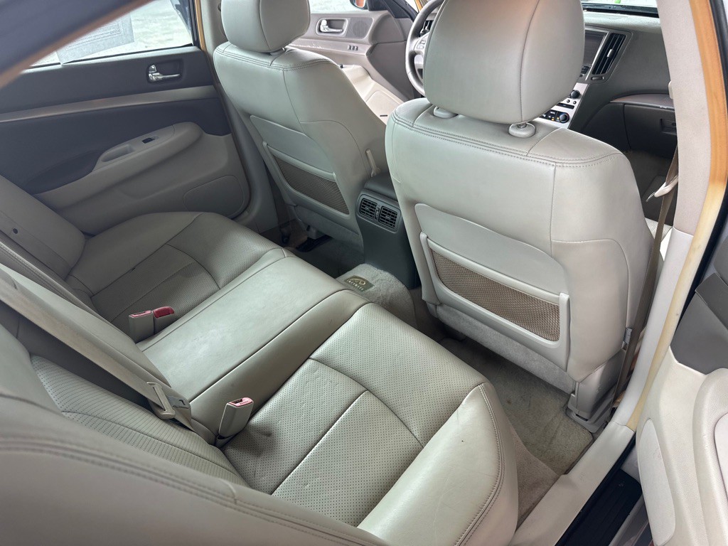 2011 INFINITI G37 Image 15