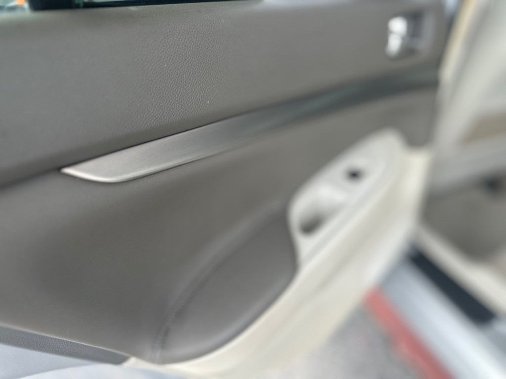 2011 INFINITI G37 Image 19