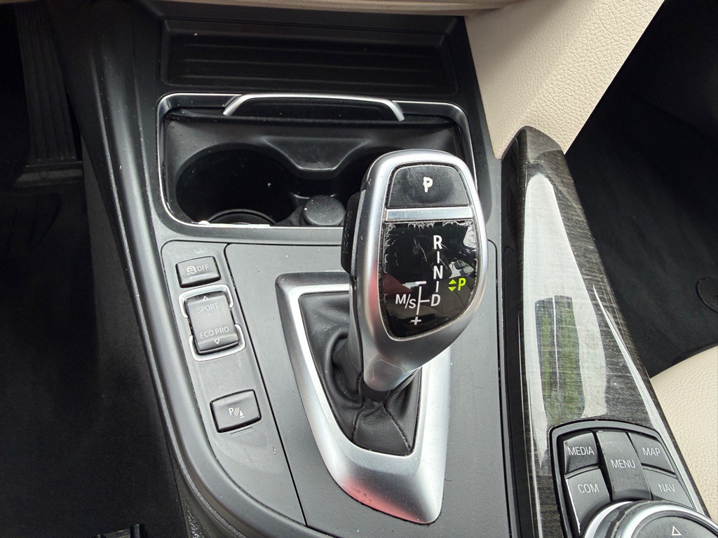 2017 BMW 3 Series Image 13